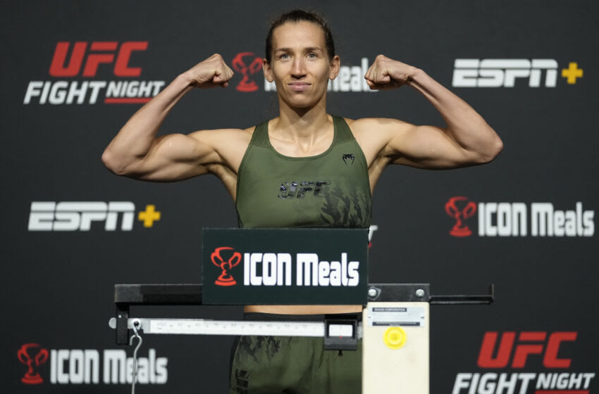 LAS VEGAS, NEVADA - 17 DE SEPTIEMBRE: En este folleto de UFC, Mandy Bohm de Alemania posa en la báscula durante el pesaje de UFC Fight Night en UFC APEX el 17 de septiembre de 2021 en Las Vegas, Nevada.  (Foto de Jeff Bottari / Zuffa LLC / Getty Images)