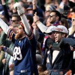 CHICAGO, ILLINOIS - 24 DE NOVIEMBRE: Los fanáticos de los Chicago Bears animan durante el juego entre los New York Giants y los Chicago Bears en el Soldier Field el 24 de noviembre de 2019 en Chicago, Illinois.  (Foto de Dylan Buell / Getty Images)