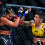 LAS VEGAS, NV - 25 DE SEPTIEMBRE: Jéssica Andrade golpea a Cynthia Cavillo durante la primera ronda de su pelea de peso mosca durante el UFC 266 en T-Mobile Arena el 25 de septiembre de 2021 en Las Vegas, Nevada.  (Foto de Alex Bierens de Haan / Getty Images)