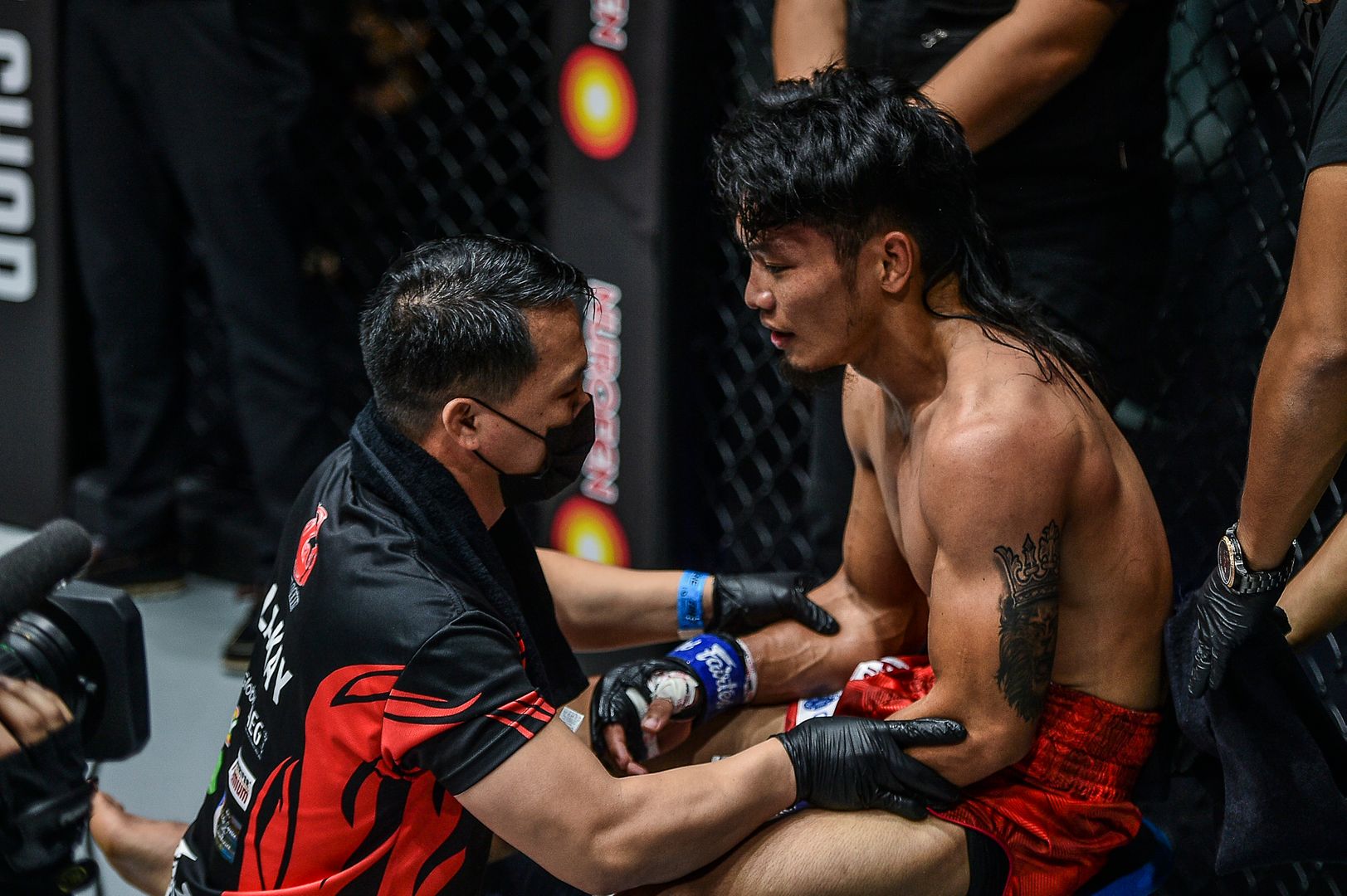 Mark Sangiao entrena a Lito Adiwang durante su pelea de MMA