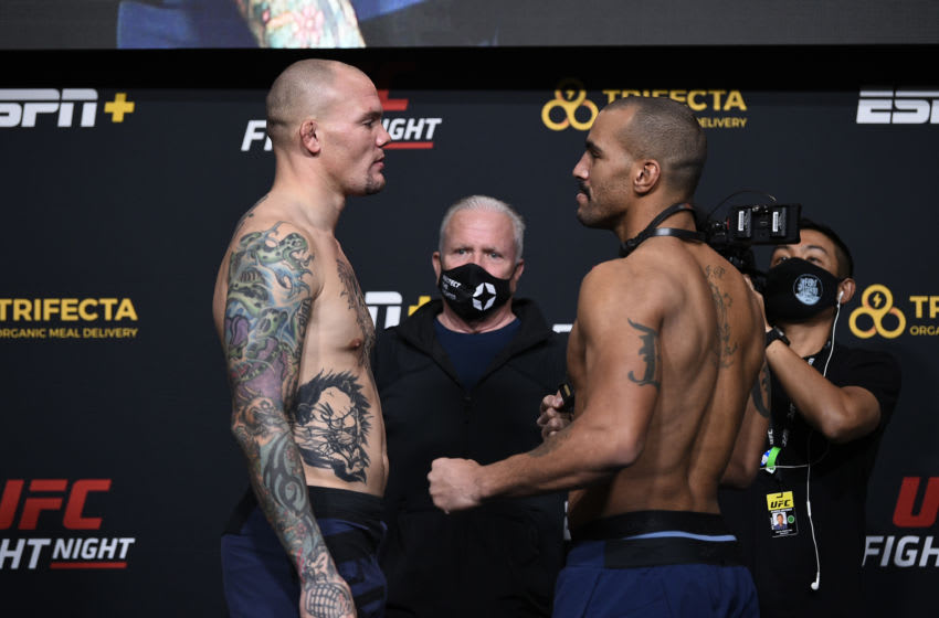 LAS VEGAS, NEVADA - 27 DE NOVIEMBRE: (LR) Los oponentes Anthony Smith y Devin Clark se enfrentan durante el pesaje de UFC en UFC APEX el 27 de noviembre de 2020 en Las Vegas, Nevada.  (Foto de Chris Unger / Zuffa LLC)