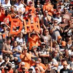 CLEVELAND, OHIO - 19 DE SEPTIEMBRE: Los fanáticos de los Cleveland Browns vitorean desde las gradas en el juego contra los Houston Texans en el FirstEnergy Stadium el 19 de septiembre de 2021 en Cleveland, Ohio.  (Foto de Jason Miller / Getty Images)