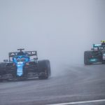 Fernando Alonso y Valtteri Bottas en el spray.  Bélgica, agosto de 2021.