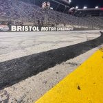 Oficial de NASCAR se desliza por combustible en Bristol Motor Speedway (Video)