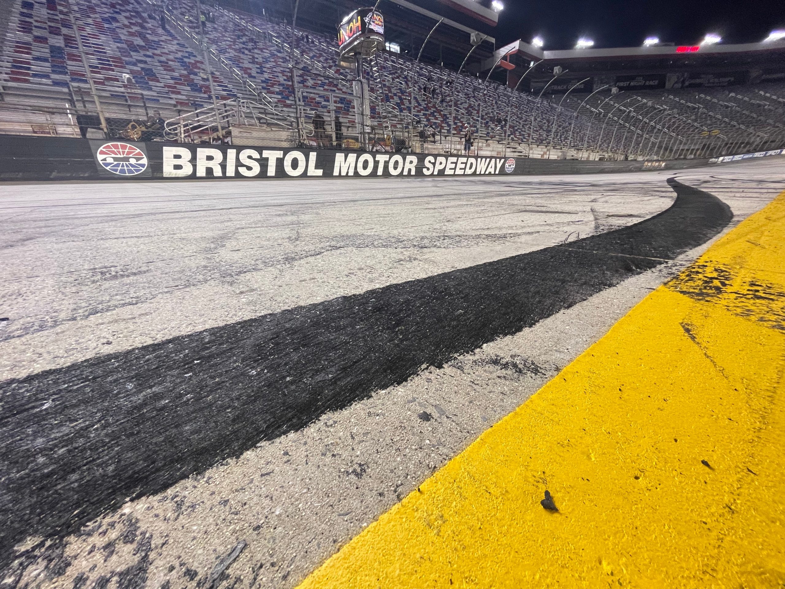 Oficial de NASCAR se desliza por combustible en Bristol Motor Speedway (Video)