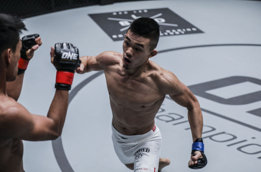 KUALA LUMPUR, MALASIA - 18 DE AGOSTO: Christian Lee usa su golpe para establecer un final de sumisión de Keanu Subba durante ONE Championship: Quest For Greatness en el Stadium Negara el 18 de agosto de 2017 en Kuala Lumpur, Malasia.  (Foto de Dux Carvajal / ONE Championship / Getty Images)