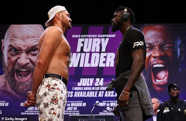 Tyson Fury (izquierda) ya tiene planes después de enfrentarse a Deontay Wilder el 9 de octubre, dice su padre John