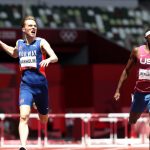 TOKIO, JAPÓN - 3 DE AGOSTO: Karsten Warholm del equipo de Noruega termina primero por delante de Rai Benjamin del equipo de Estados Unidos en la final masculina de 400 m vallas el día once de los Juegos Olímpicos de Tokio 2020 en el Estadio Olímpico el 3 de agosto de 2021 en Tokio, Japón.  (Foto de Michael Steele / Getty Images)