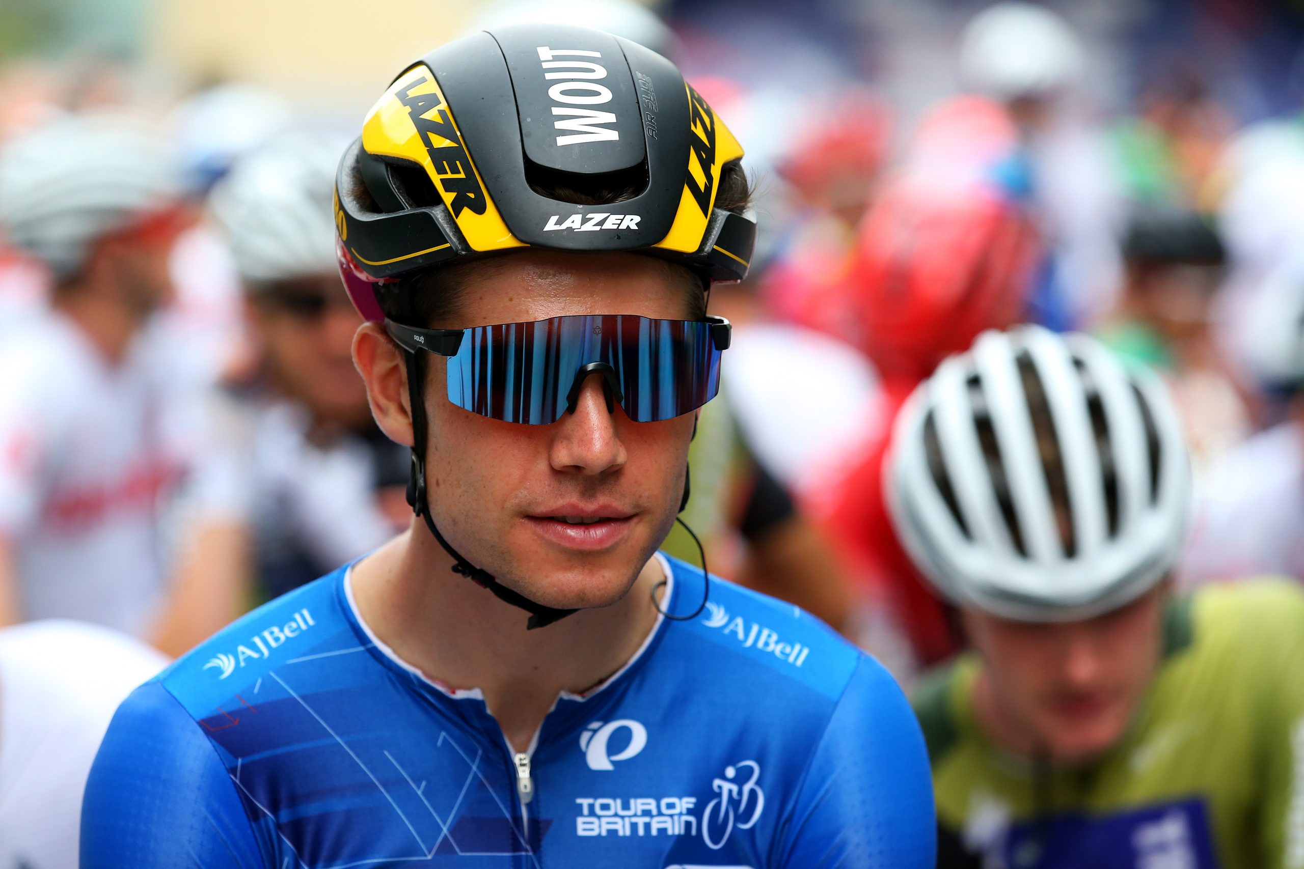 Wout van Aert dice que está `` feliz de haber llegado a la meta de una sola pieza '' después de evitar un choque tardío en el Tour de Gran Bretaña