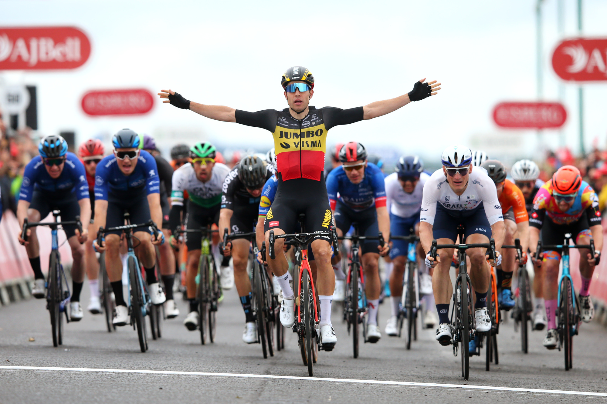 Wout van Aert logra cuatro victorias de etapa en el Tour de Gran Bretaña y le roba el título general a Ethan Hayter