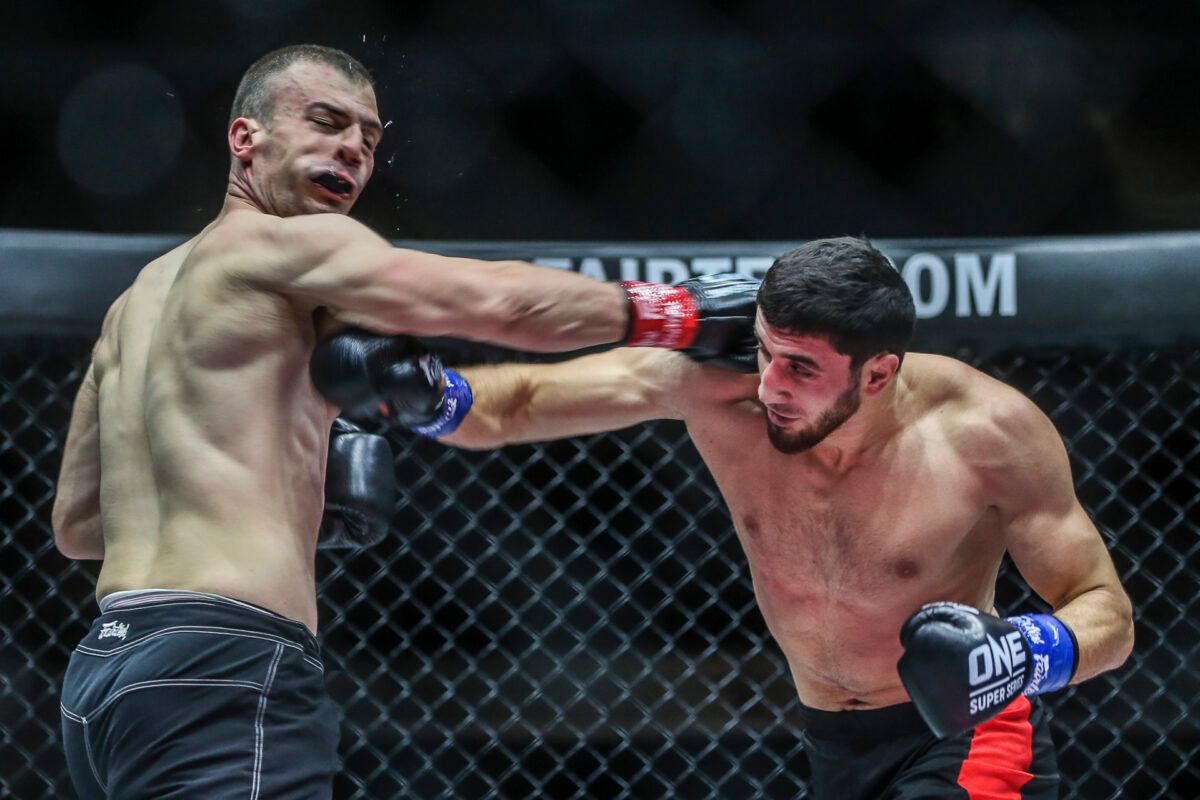 Los kickboxers de peso semipesado Mihajlo Kecojevic y Beybulat Isaev pelean en ONE: UNBREAKABLE II en enero de 2021