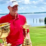 El capitán de la Ryder Cup de EE. UU., Steve Stricker, lleva hardware al evento de campeones del PGA Tour