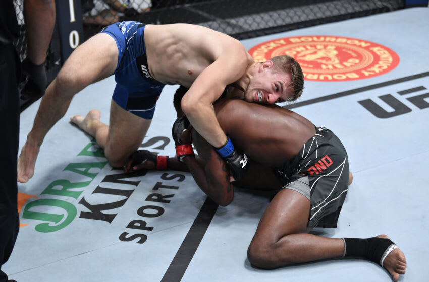 LAS VEGAS, NEVADA - 2 DE OCTUBRE: En esta fotografía proporcionada por UFC, (LR) Kyle Daukaus intenta presentar a Kevin Holland en su pelea de peso mediano durante el evento UFC Fight Night en UFC APEX el 2 de octubre de 2021 en Las Vegas, Nevada.  (Foto de Jeff Bottari / Zuffa LLC a través de Getty Images)