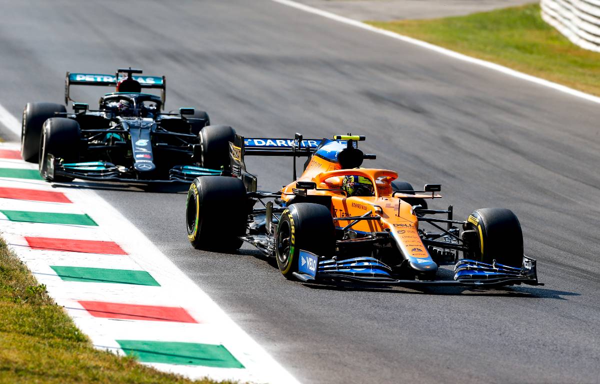 Lando Norris defiende contra Lewis Hamilton en Italia.  Septiembre de 2021.