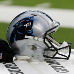 HOUSTON, TEXAS - 23 DE SEPTIEMBRE: El casco de Carolina Panthers se sienta en el banco en el estadio NRG el 23 de septiembre de 2021 en Houston, Texas.  (Foto de Bob Levey / Getty Images)