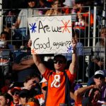 3 de octubre de 2021;  Denver, Colorado, Estados Unidos;  Fanático de los Denver Broncos sostiene un cartel en el tercer cuarto contra los Baltimore Ravens en Empower Field en Mile High.  Crédito obligatorio: Ron Chenoy-USA TODAY Sports