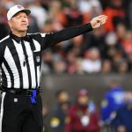 CLEVELAND, OHIO - 17 DE OCTUBRE: El árbitro Carl Cheffers # 51 pide una penalización defensiva durante el cuarto cuarto del juego entre los Cleveland Browns y los Arizona Cardinals en el FirstEnergy Stadium el 17 de octubre de 2021 en Cleveland, Ohio.  (Foto de Nick Cammett / Getty Images)