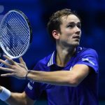 Finales ATP: Daniil Medvedev salva dos puntos de partido y supera a Jannik Sinner