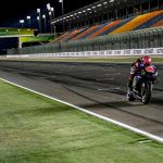 Piloto de MotoGP en la recta de boxes de Losail.  Gran Premio de Qatar de abril de 2021.