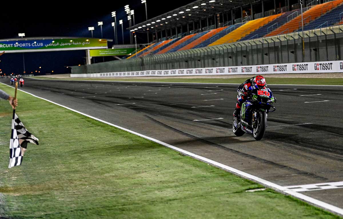 Piloto de MotoGP en la recta de boxes de Losail.  Gran Premio de Qatar de abril de 2021.