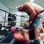 Tyson Fury le grita a su padre John que lance una pelota medicinal en su torso