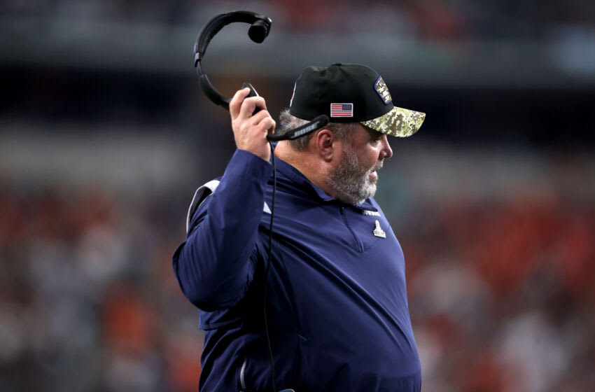 ARLINGTON, TEXAS - 7 DE NOVIEMBRE: El entrenador en jefe Mike McCarthy de los Dallas Cowboys argumenta una llamada de touchdown durante la segunda mitad contra los Denver Broncos en el AT&T Stadium el 7 de noviembre de 2021 en Arlington, Texas.  (Foto de Tom Pennington / Getty Images)