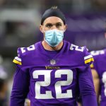 MINNEAPOLIS, MN - 21 de agosto: Harrison Smith # 22 de los Minnesota Vikings mira desde el margen en el tercer cuarto de un juego de pretemporada contra los Indianapolis Colts en el US Bank Stadium el 21 de agosto de 2021 en Minneapolis, Minnesota.  Los Colts derrotaron a los Vikings 12-10.  (Foto de David Berding / Getty Images)