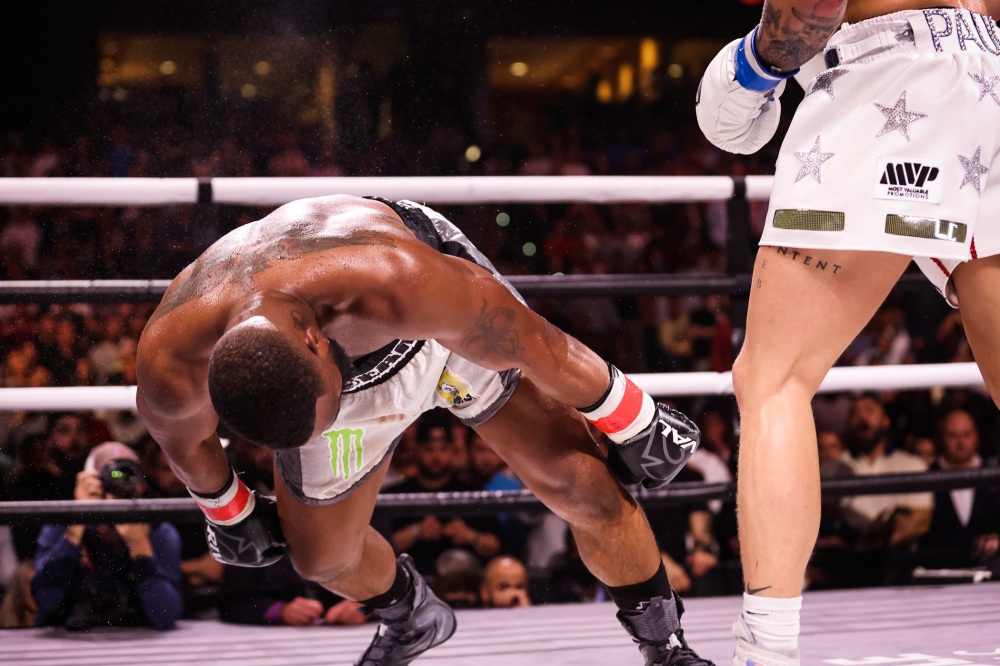 El ex campeón de kickboxing Simon Marcus gana el debut en MMA de una manera inusual