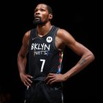 Kevin Durant portando los rotos Brooklyn Nets - expertos en baloncesto