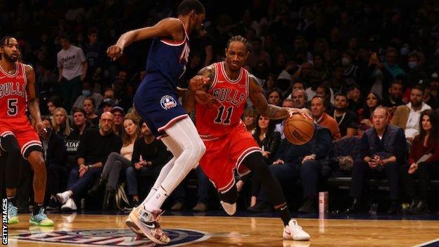 DeMar DeRozan en acción para los Chicago Bulls contra los Brooklyn Nets