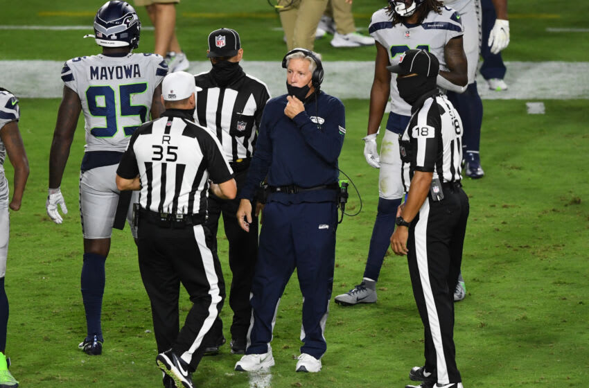 El entrenador en jefe de los Seattle Seahawks, Pete Carroll, descontento con los árbitros (Foto de Norm Hall / Getty Images)