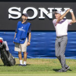 Ageless Jim Furyk hace un as, toma el Sony Open en Hawaii líder