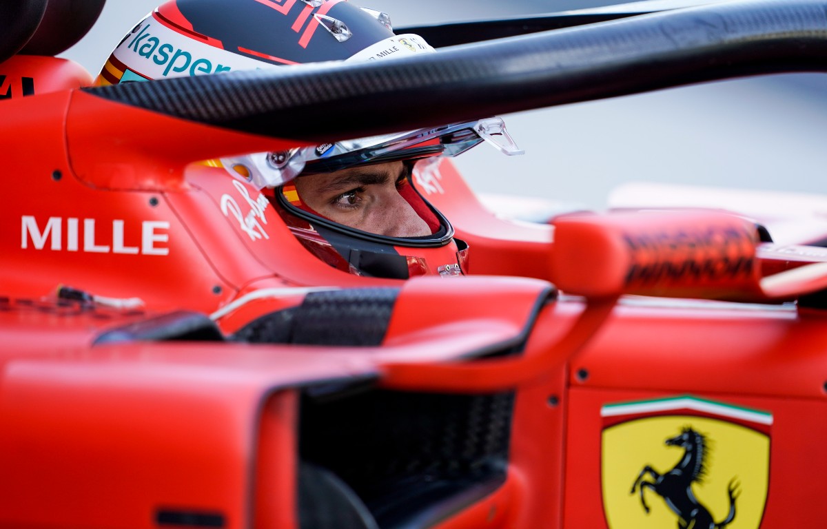 Carlos Sainz en un Ferrari con la visera levantada.  Abu Dabi, diciembre de 2021.