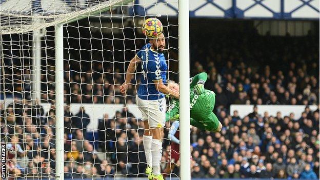 El gol de Emiliano Buendía al Everton