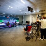 Lewis Hamilton (GBR) Mercedes AMG F1 y Max Verstappen (NLD) Red Bull Racing en la conferencia de prensa de la FIA.  09.12.2021.  Campeonato del Mundo de Fórmula 1, Rd 22, Gran Premio de Abu Dabi