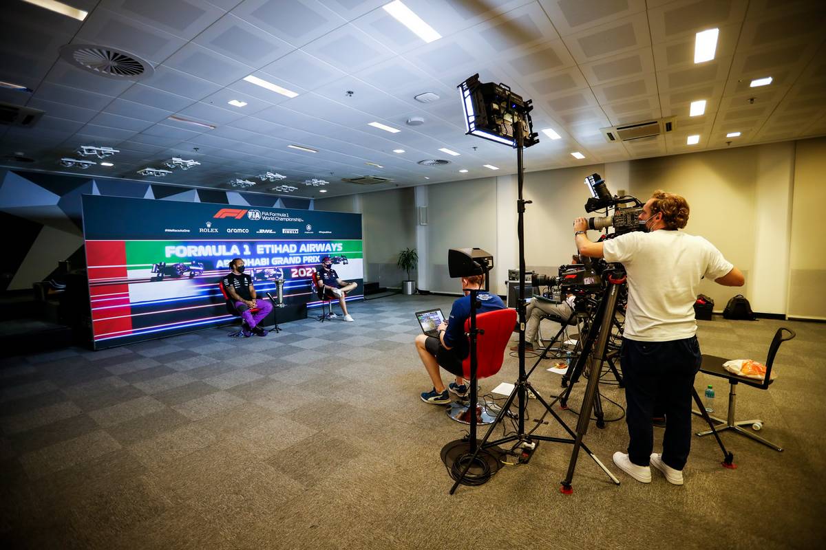 Lewis Hamilton (GBR) Mercedes AMG F1 y Max Verstappen (NLD) Red Bull Racing en la conferencia de prensa de la FIA.  09.12.2021.  Campeonato del Mundo de Fórmula 1, Rd 22, Gran Premio de Abu Dabi