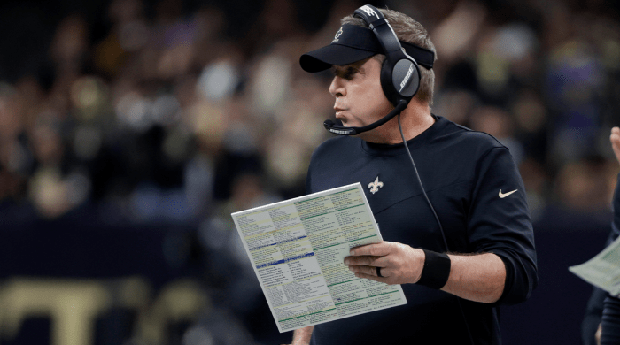 El entrenador en jefe de los New Orleans Saints, Sean Payton, grita desde la banca en la primera mitad de un partido de fútbol americano de la NFL contra los Carolina Panthers en Nueva Orleans, el domingo 2 de enero de 2022.