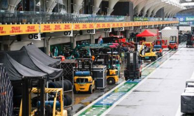 Un pit lane húmedo de F1 en Brasil.  Interlagos noviembre 2021.