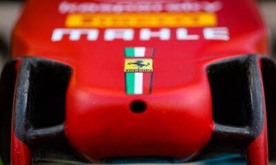 Logotipo de Ferrari en el cono de la nariz de su auto F1.  Abu Dabi, diciembre de 2021.