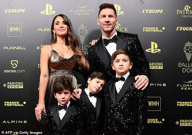 Lionel Messi (arriba a la derecha) no hará un regreso sorprendente a Barcelona a pesar de las afirmaciones de que su esposa, Antonela (arriba a la izquierda) no disfruta de la vida en Francia