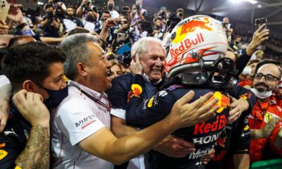 Max Verstappen agarra a Helmut Marko en Abu Dhabi.  Yas Marina Diciembre 2021.