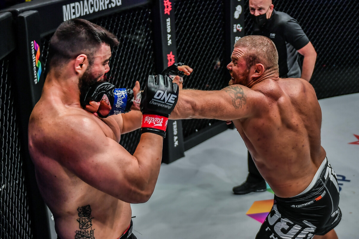 Imágenes de la pelea de MMA entre Anatoly Malykhin y Amir Aliakbari de ONE: REVOLUTION