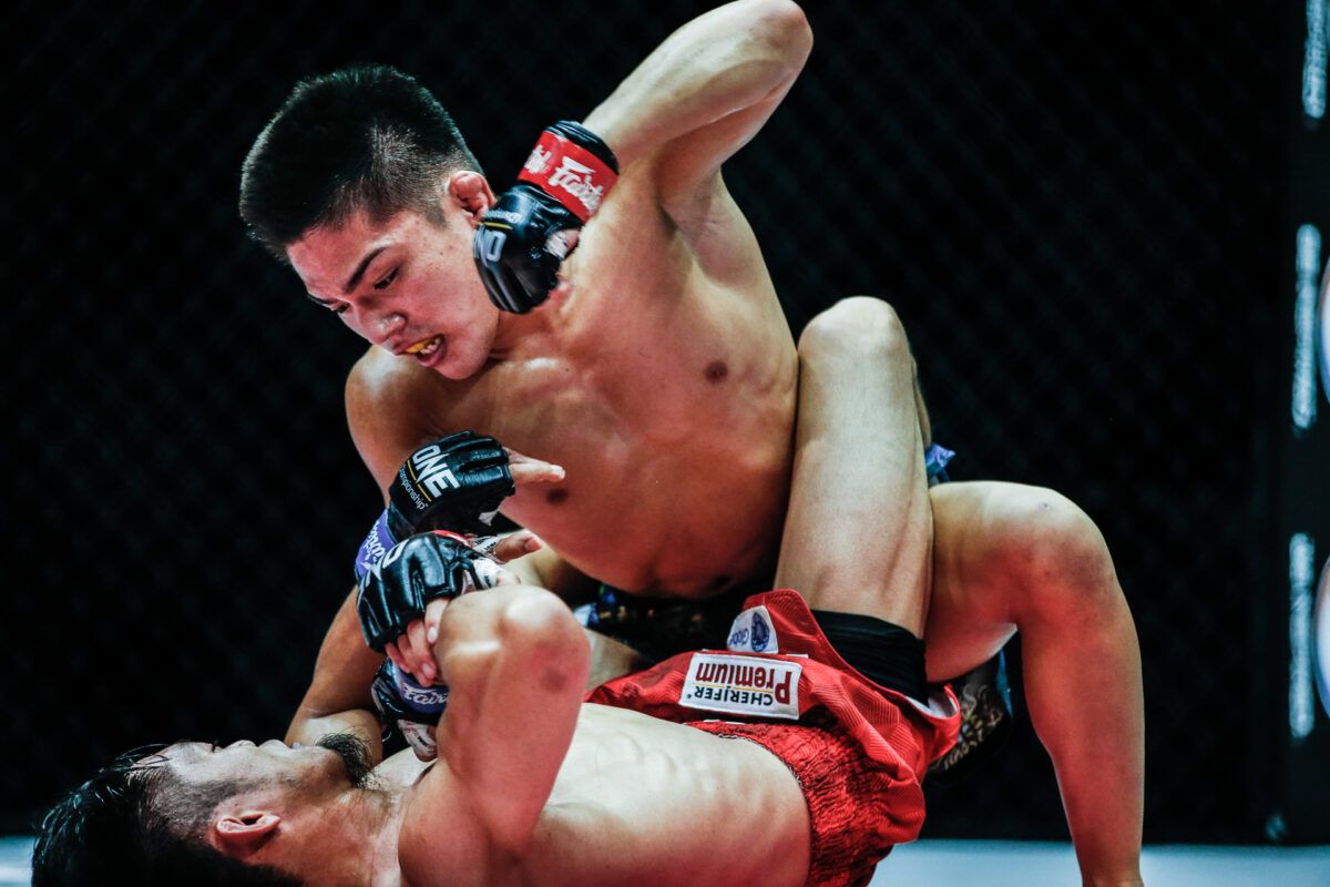El luchador japonés de MMA Hiroba Minowa se enfrenta al luchador filipino de MMA Lito Adiwang en ONE: INSIDE THE MATRIX III