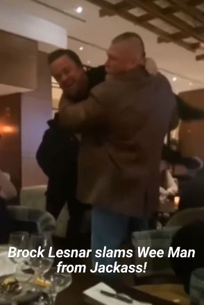 Mira al ícono de la WWE Brock Lesnar golpear al Wee Man de Jackass a través de la mesa del restaurante antes de enfrentar a Lashley en Royal Rumble