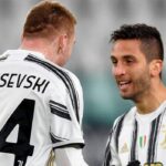 Los jugadores de la Juventus Dejan Kulusevski y Rodrigo Bentancur
