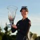 Madelene Sagstrom sostiene el trofeo después de ganar el Gainbridge LPGA 2020 en Boca Rio.  FOTO PROPORCIONADA