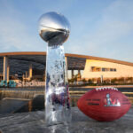 26 de enero de 2022;  Inglewood, CA, EE. UU.;  Un trofeo Vince Lombardi y un balón de fútbol Duke oficial de la NFL Wilson con el logotipo del Super Bowl LVI se ven en el SoFi Stadium.  El Super Bowl 56 se jugará en el estadio SoFI el 13 de febrero de 2022. Crédito obligatorio: Kirby Lee-USA TODAY Sports