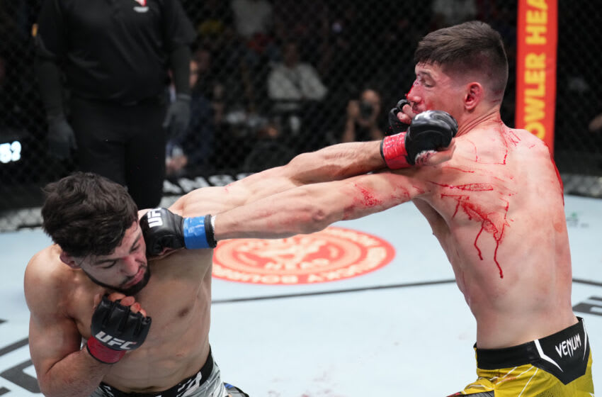 LAS VEGAS, NEVADA - 26 DE FEBRERO: (RL) Joel Alvarez de España golpea a Arman Tsarukyan de Armenia en su pelea de peso ligero durante el evento UFC Fight Night en UFC APEX el 26 de febrero de 2022 en Las Vegas, Nevada.  (Foto por Chris Unger/Zuffa LLC)