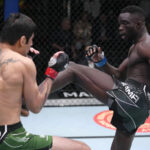 LAS VEGAS, NEVADA - 19 DE FEBRERO: (RL) David Onama de Uganda patea a Gabriel Benítez de México en su pelea de peso pluma durante el evento UFC Fight Night en UFC APEX el 19 de febrero de 2022 en Las Vegas, Nevada.  (Foto de Jeff Bottari/Zuffa LLC)