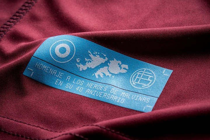 Lanús y Erreá Argentina presentaron la nueva línea de indumentaria para la temporada 2022.